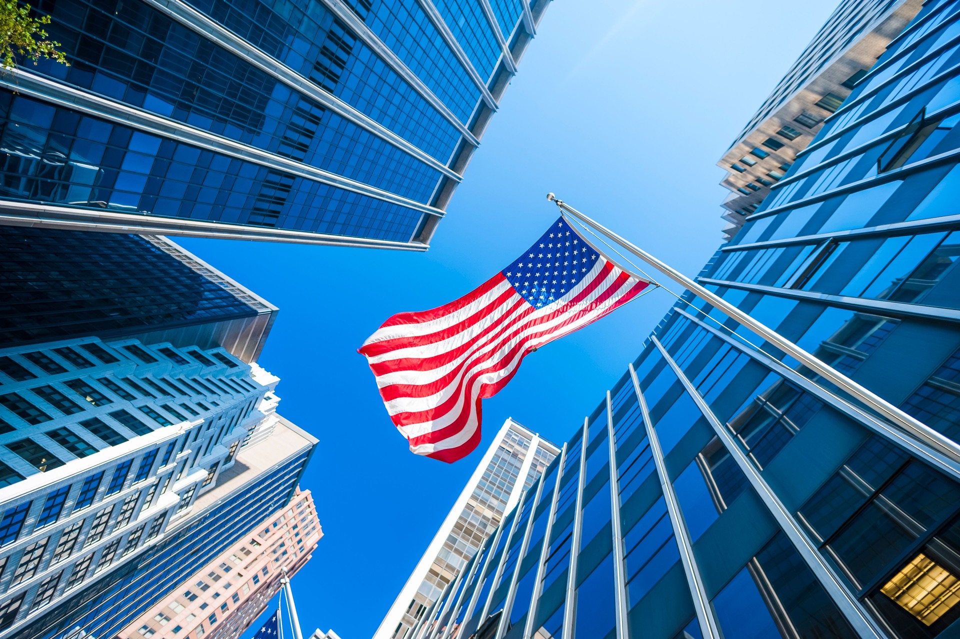 USA Flagge und moderne Glas Wolkenkratzer in New York